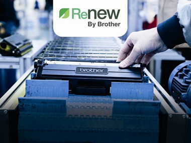 Bilde med Renew-logo og en produksjonslinje med Brother tonere